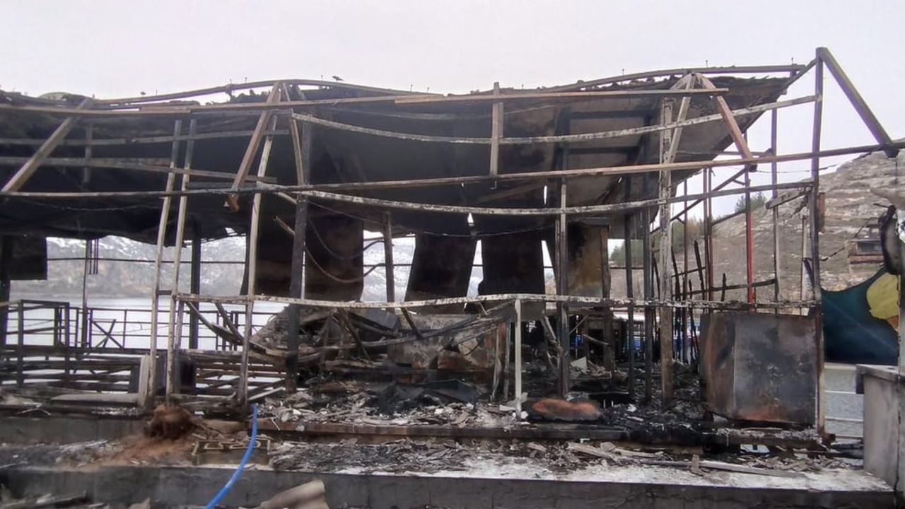 Halfeti'de Fırat Nehri üzerindeki duba restoranda yeniden yangın