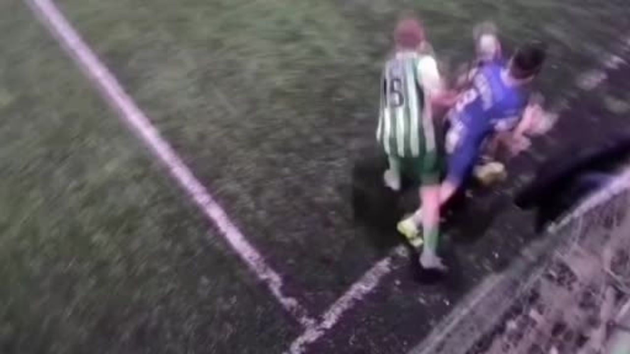 Halı sahada kritik müdahale: Hakem dili boğaza kaçan oyuncuyu kurtardı