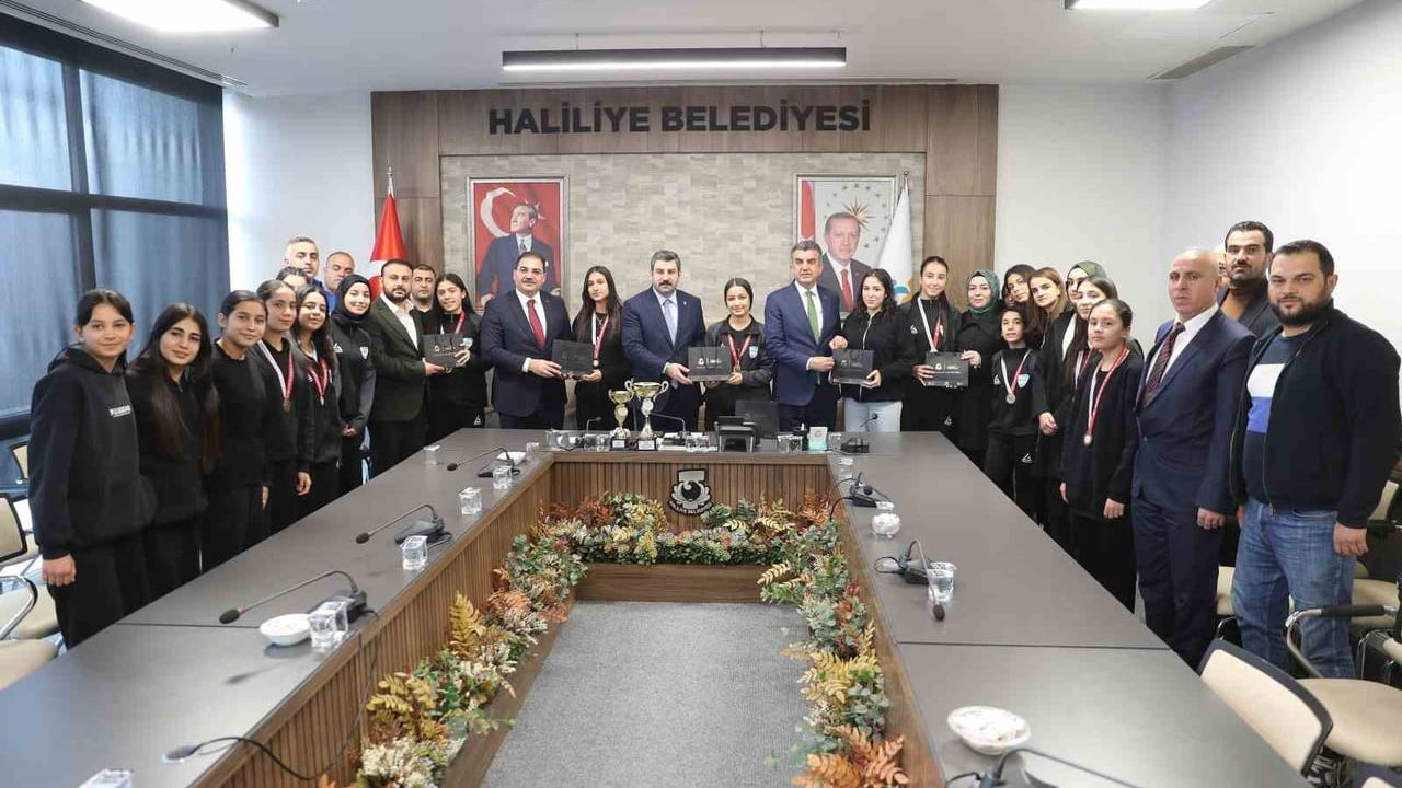 Haliliye Belediyespor Yıldız Kızlardan Mehmet Canpolat’a Tebrik Ziyareti