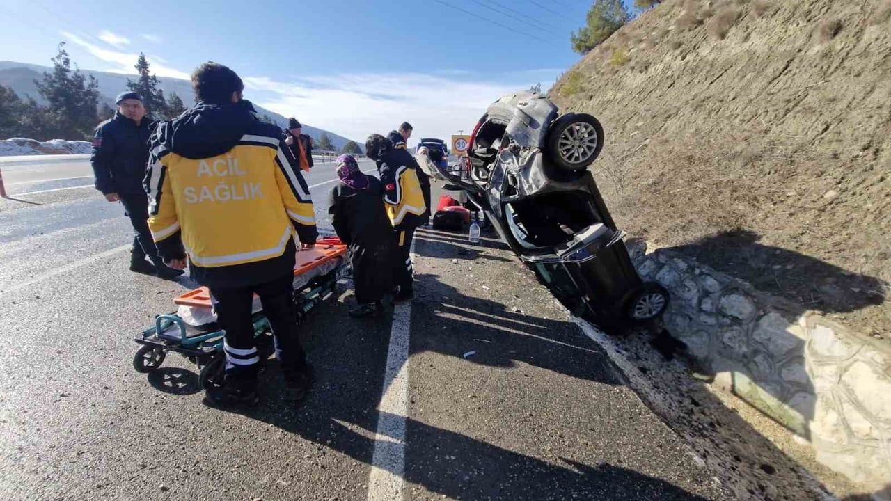 Hanönü'nde buzlanan yolda takla atan otomobil: 4 yaralı