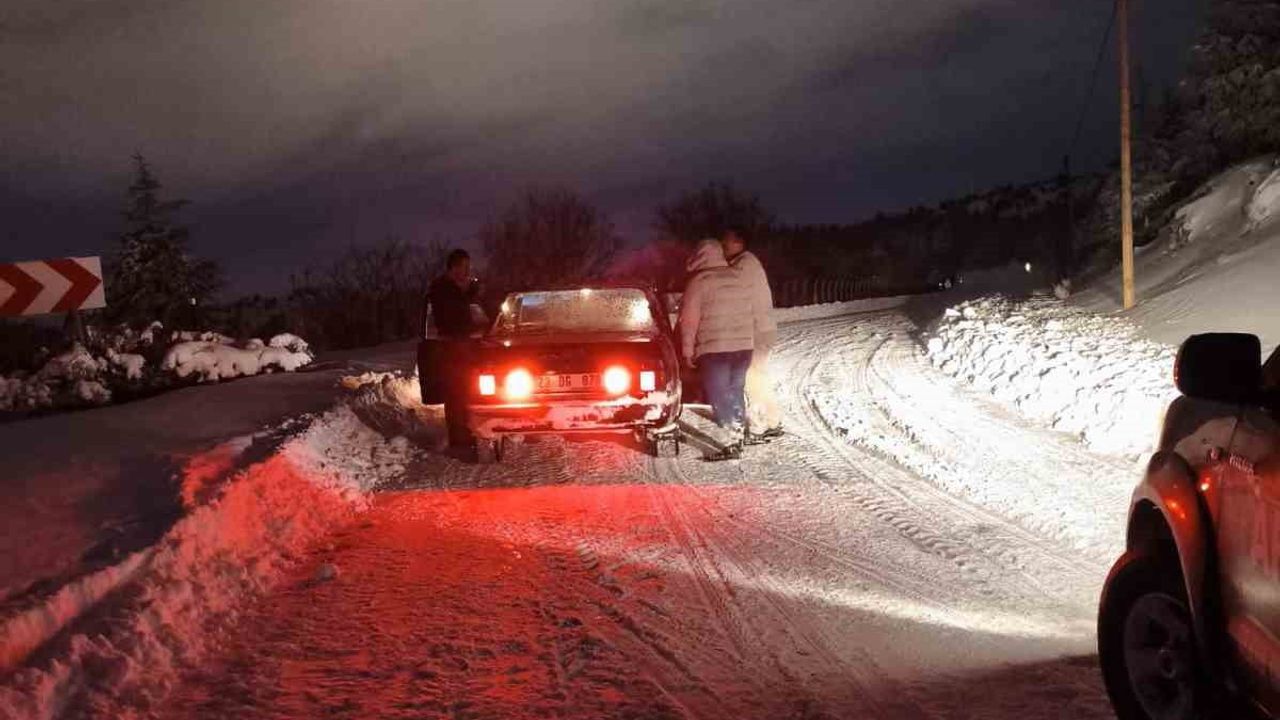 Harput'ta Karda Mahsur Kalan Aracı Elazığ Belediyesi Kurtardı