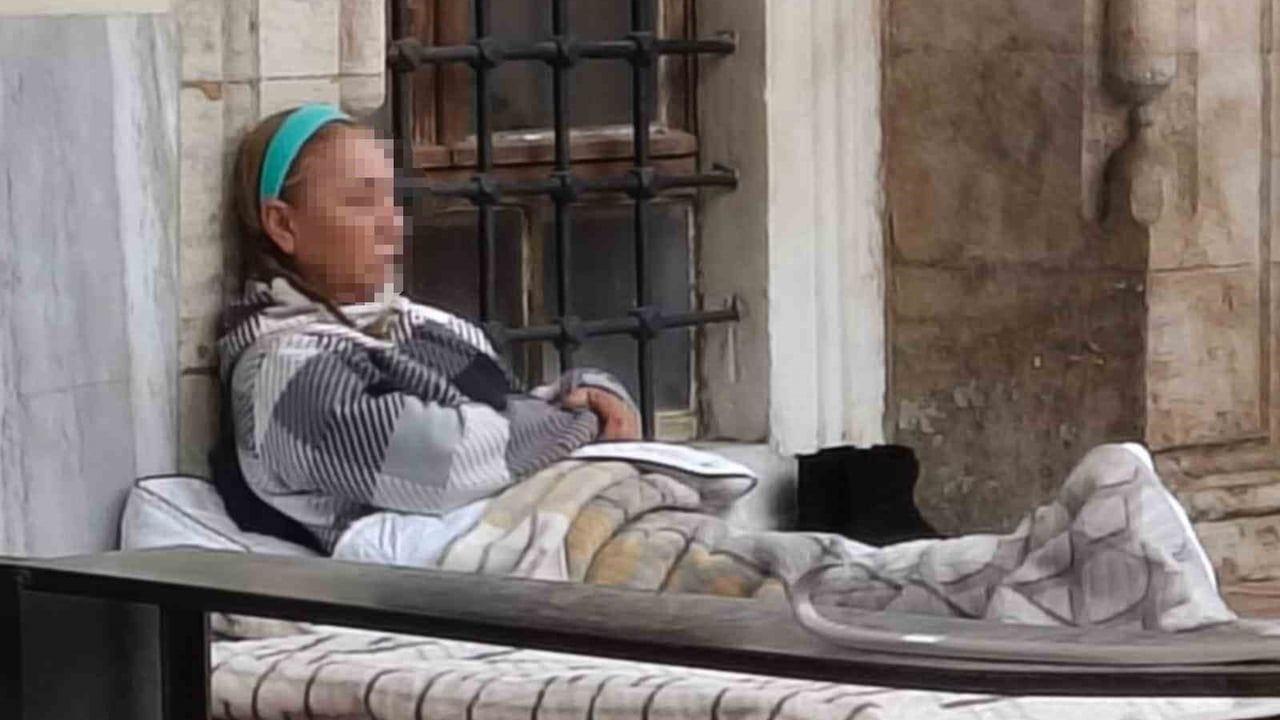 Hasan Çelebi Camii avlusunda yaşam süren kadın, otel tekliflerini reddediyor