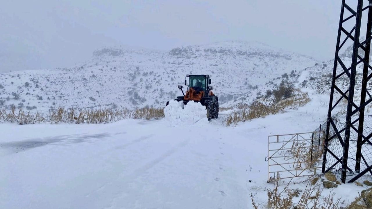 Hasankeyf'te Uzundere köy yolu yeniden ulaşıma açıldı