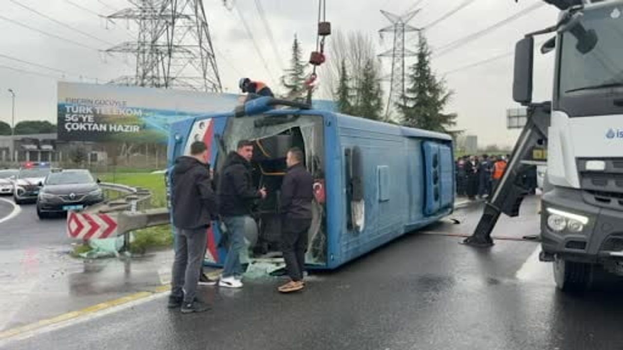 Hasdal Yolu Kemerburgaz istikametinde cezaevi aracı devrildi