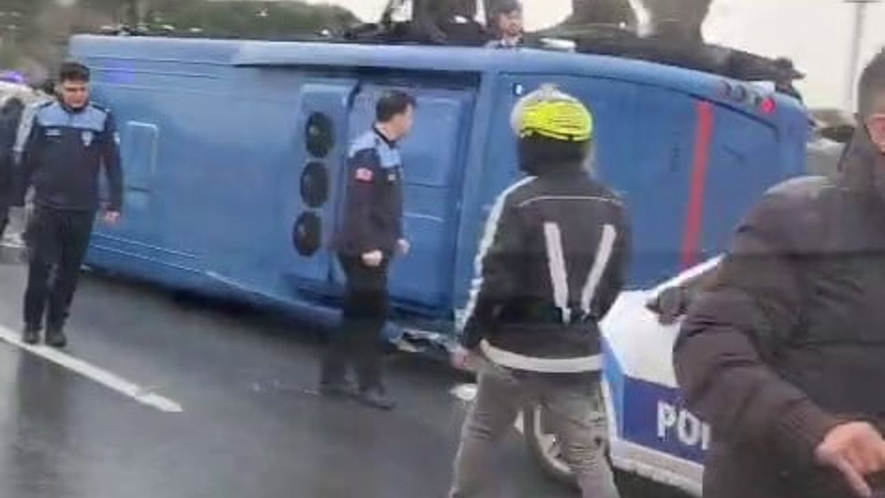 Hasdal Yolu Kemerburgaz İstikametinde Cezaevi Aracı Devrildi