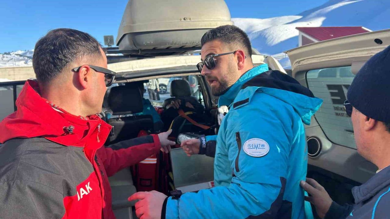 Haserek Kayak Merkezi'nde Yaralanan Kişiye JAK ve UMKE Müdahalesi