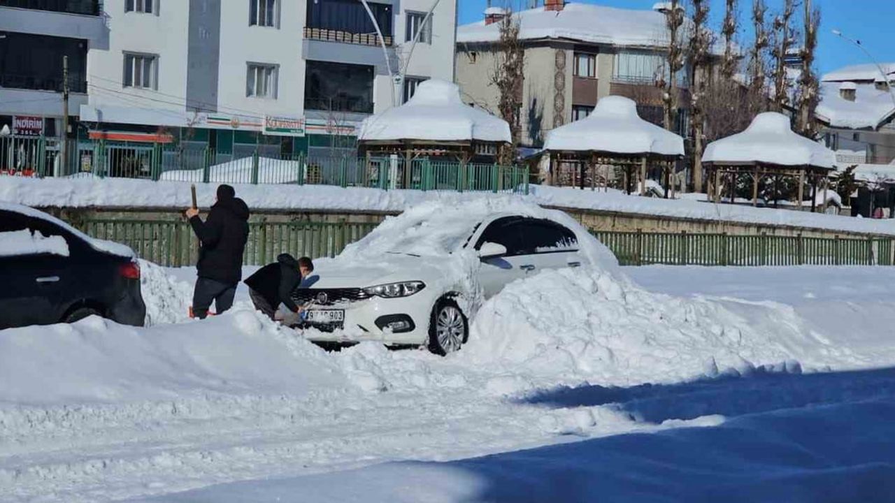 Hasköy’de Araçlar Kar Altında Kaldı, Yaşam Olumsuz Etkilendi