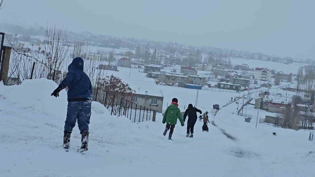 Hasköy'de Çocuklar El Yapımı Patenlerle Karın Keyfini Çıkarıyor