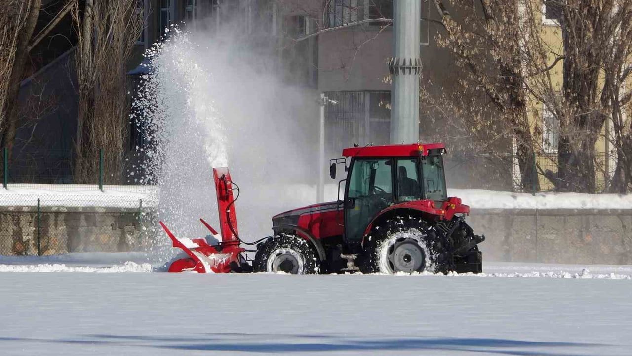Hasköy Stadyumu maç öncesi kardan temizleniyor