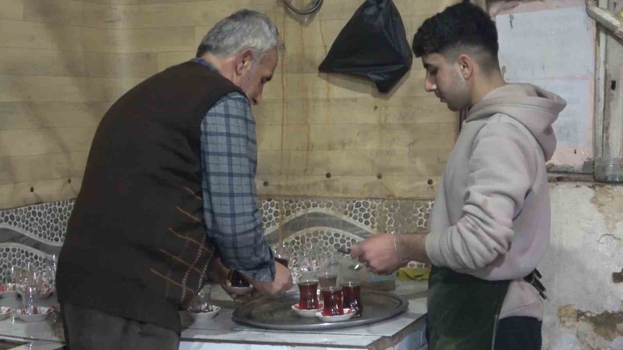 Hasköy'ün 40 yıllık çay evi: Kağıt oyunları yasak, satranç ve dama önde