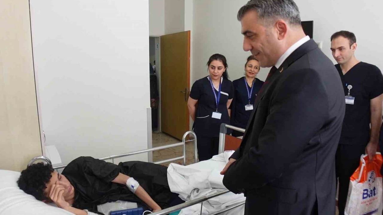 Hastanede yatan çocuklara karne sürprizi