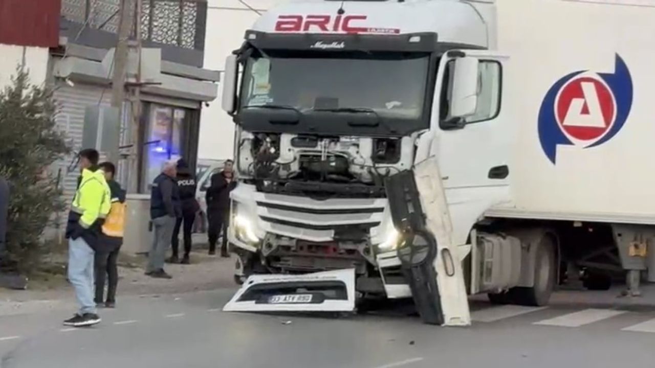 Hatay Arsuz'ta 5 araçlı zincirleme kaza: 11 yaralı, 1'i ağır
