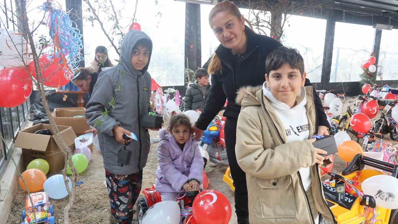 Hatay’da 200 depremzede öksüz ve yetim çocuğa hediyelerle sevinç