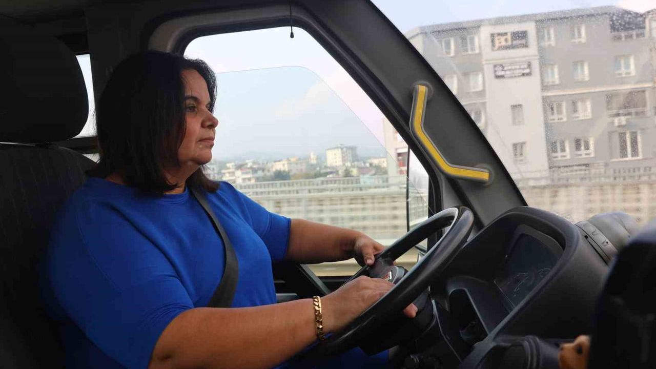 Hatay'da 4 çocuk annesi Zeynep Kılıç dolmuş şoförü oldu