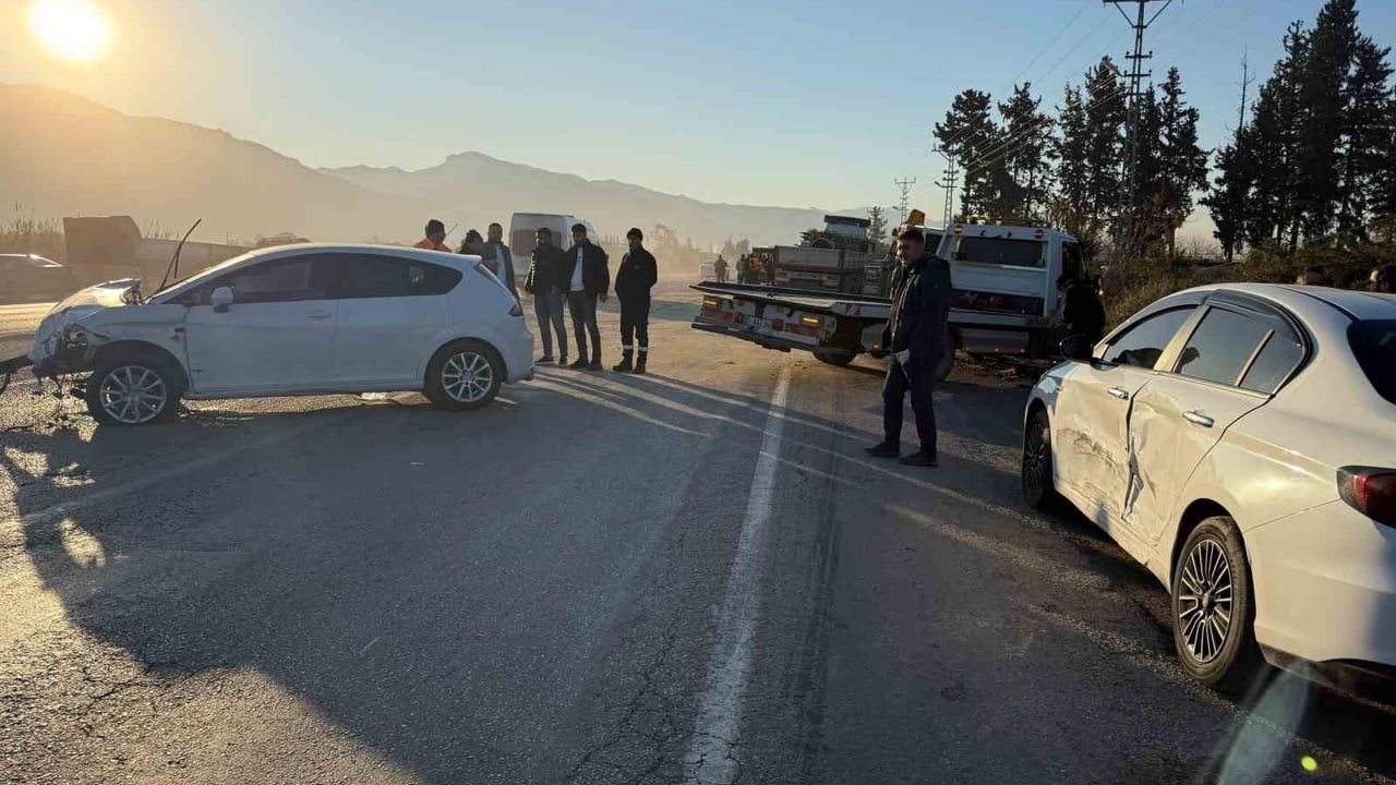 Hatay'da 5 araçlı kaza: 4 yaralı — kaza anı araç kamerasında