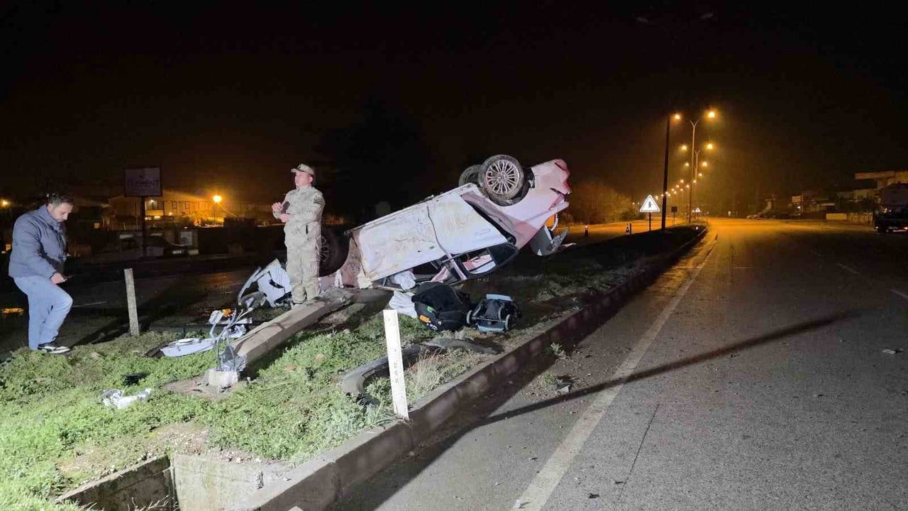 Hatay’da aydınlatma direğine çarpan otomobilde 1 yaşındaki bebek yaşamını yitirdi