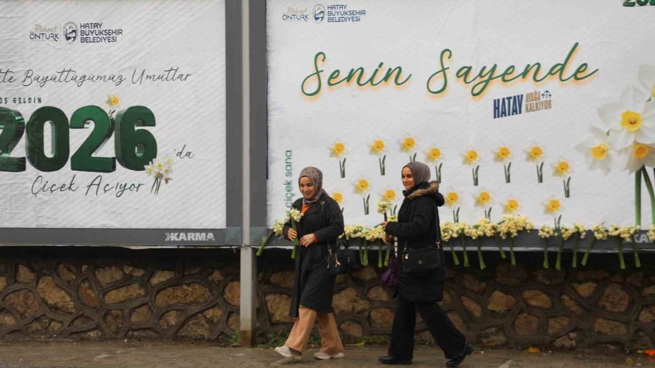 Hatay'da billboardlara nergis sürprizi: Yeni yıl hediyesi