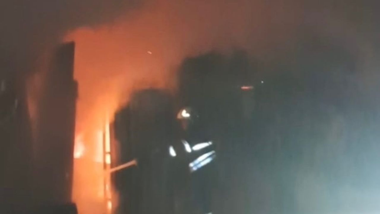 Hatay'da depo konteyneri çıkan yangında kullanılamaz hale geldi