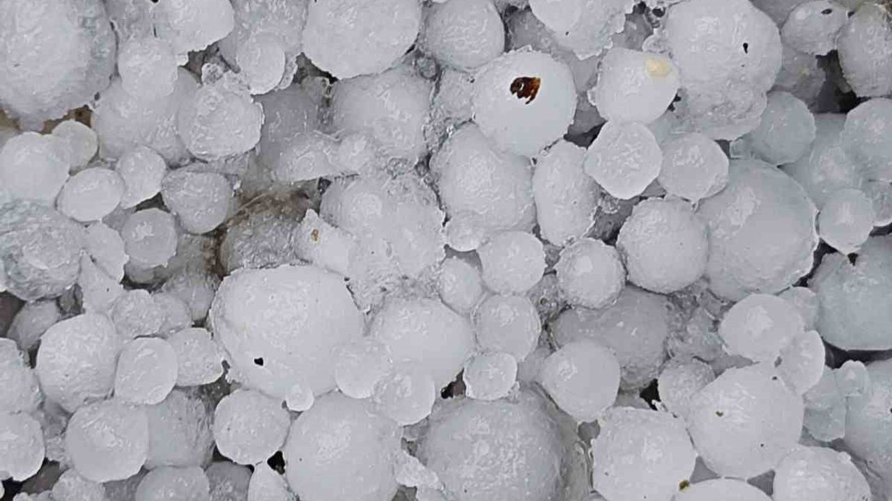 Hatay'da dolu yağışı bazı bölgeleri beyaza bürüdü