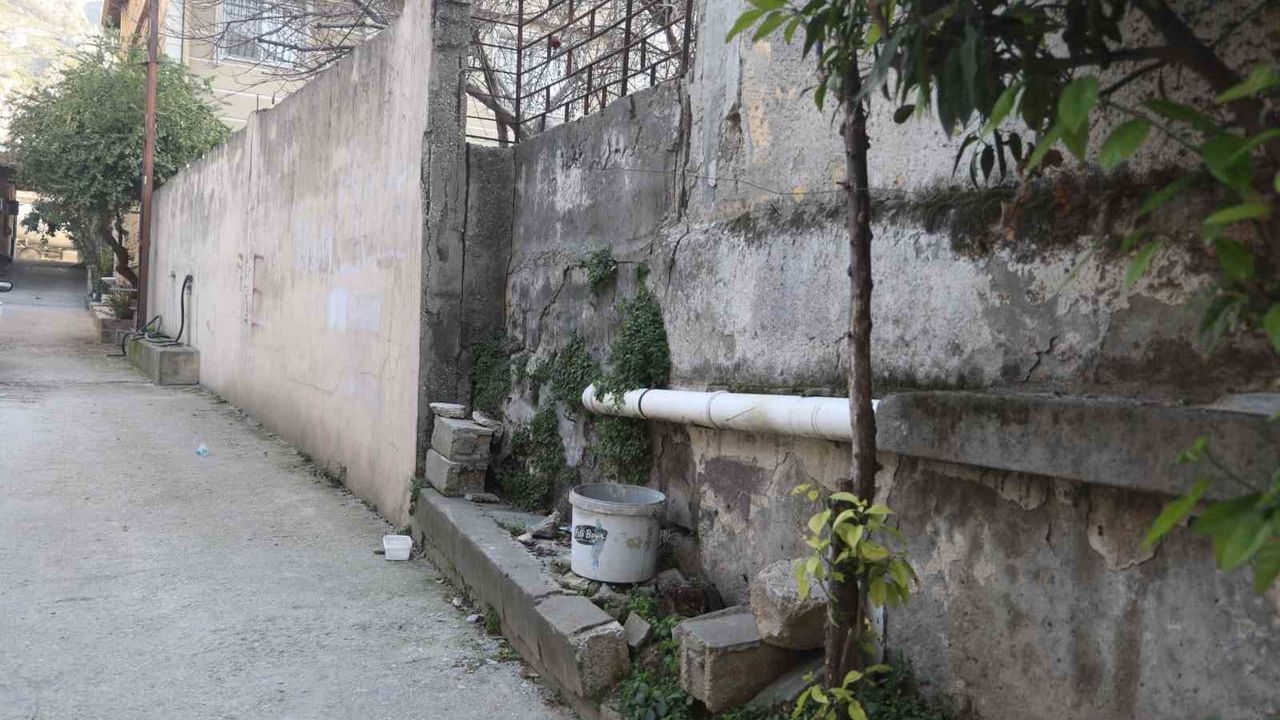 Hatay’da duvardaki telefonu annesinin yanında çalan çocuğun görüntüleri