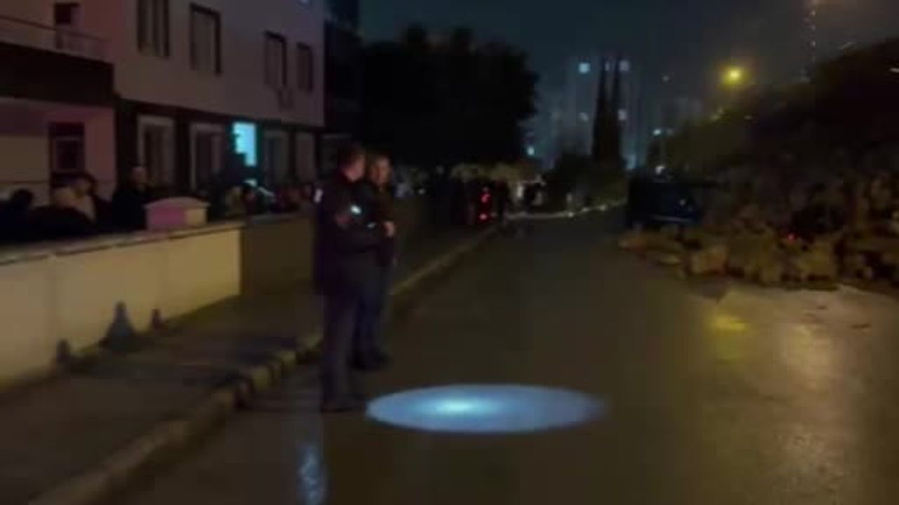 Hatay'da istinat duvarı patlamayla çöktü, araçların üzerine devrildi