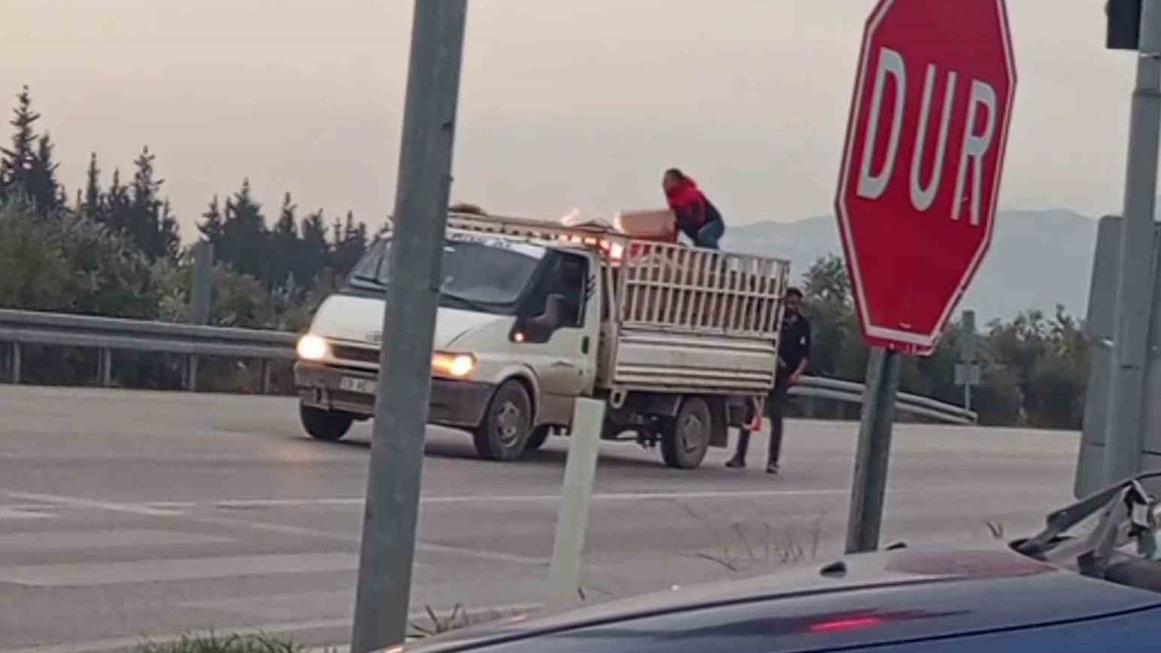 Hatay'da kamyonet kasasındaki yangını sürücünün müdahalesi önledi