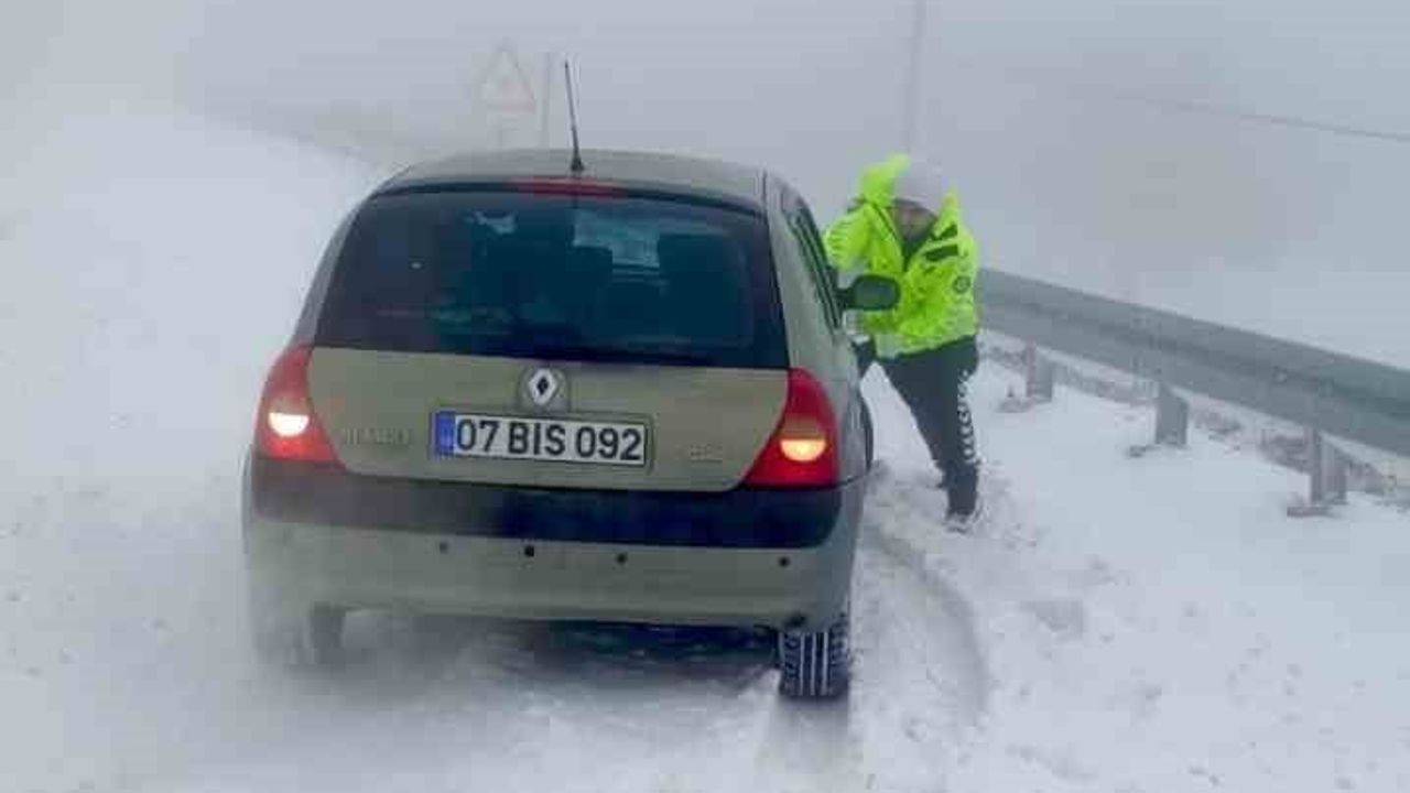 Hatay’da Kar Etkili: Bazı Yollarda Kar Lastiği Olmayan Araçların Geçişine İzin Verilmiyor