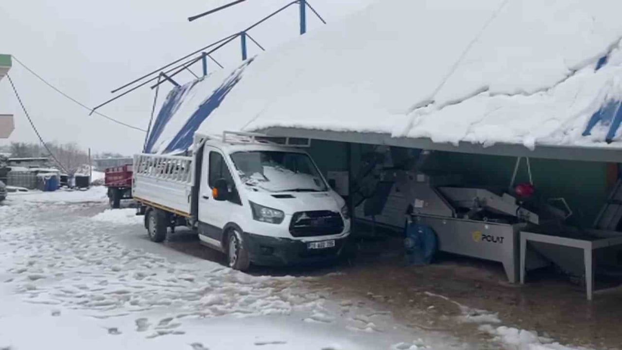 Hatay'da kar yüküyle fabrika çatısı park halindeki 3 aracın üzerine çöktü