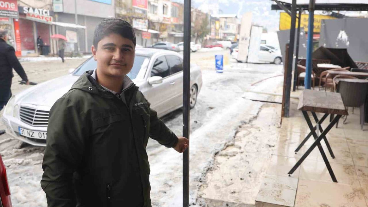 Hatay'da karla kaplanan fayanslarda düşme anları güvenlik kamerasında