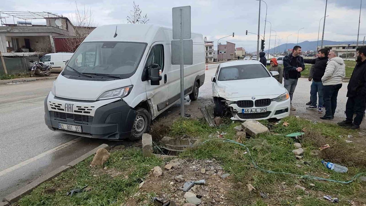 Hatay'da minibüs ile otomobil çarpıştı