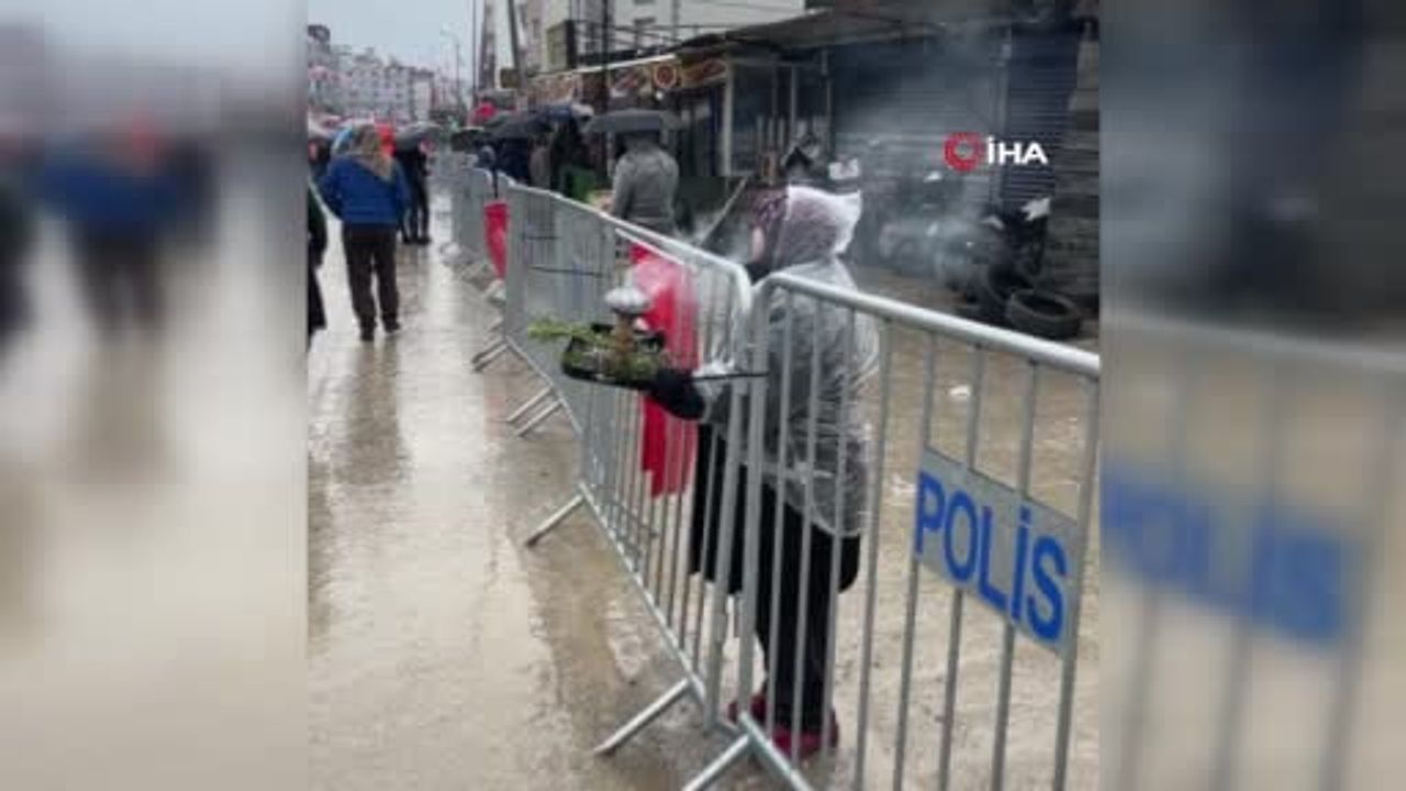 Hatay'da mitingte tütsü yakan kadın kömür düşürünce yanma tehlikesi geçirdi