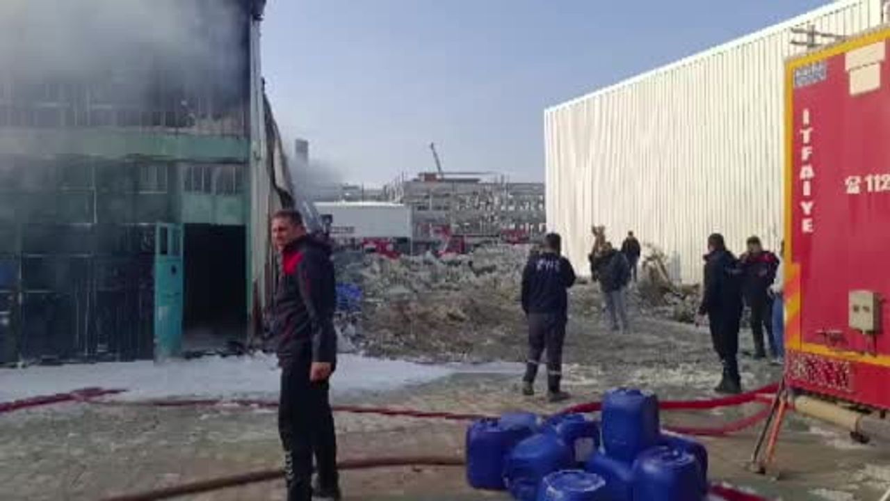 Hatay'da mobilya atölyesi yangını: Esnaf Halit Kavun 'Ciğerimiz yandı'