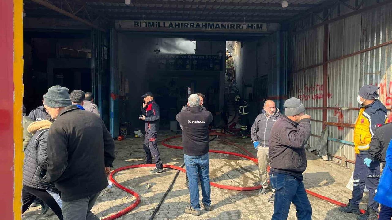 Hatay'da oto tamirhanesi yangını itfaiye ekiplerince kontrol altına alındı