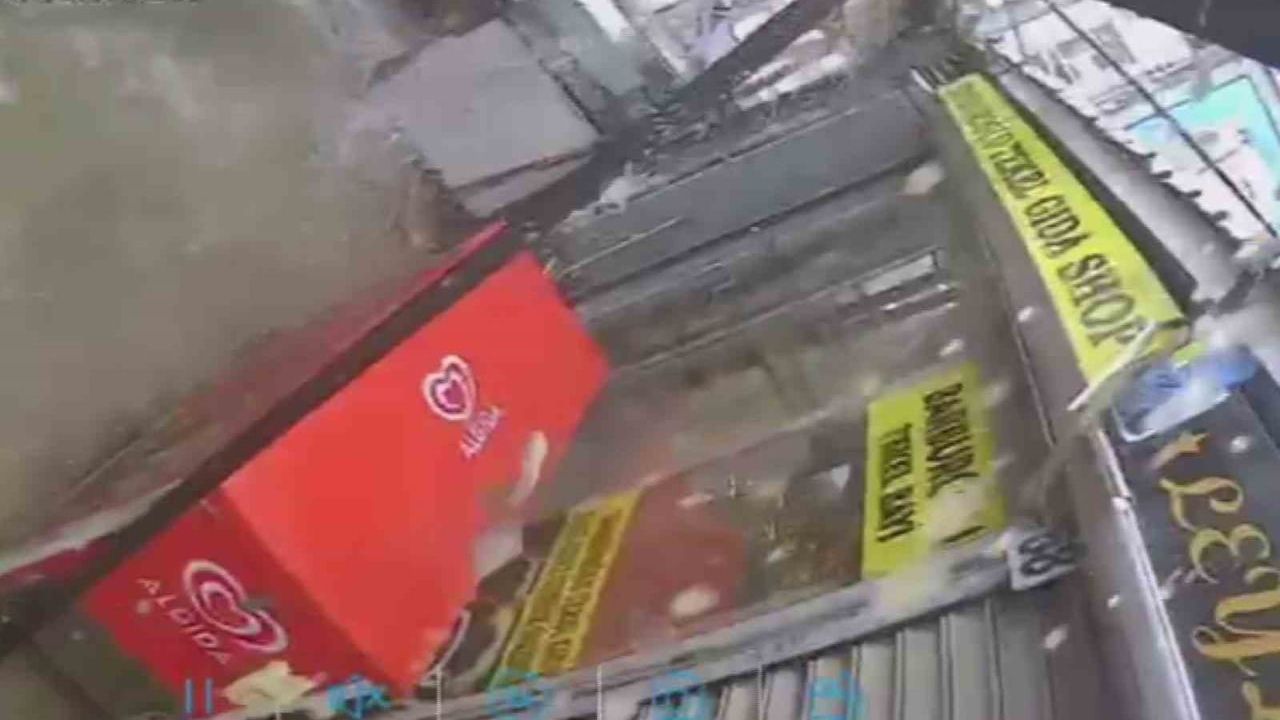 Hatay'da prefabrik çarşı çatısı kar yüküne dayanamayarak çöktü