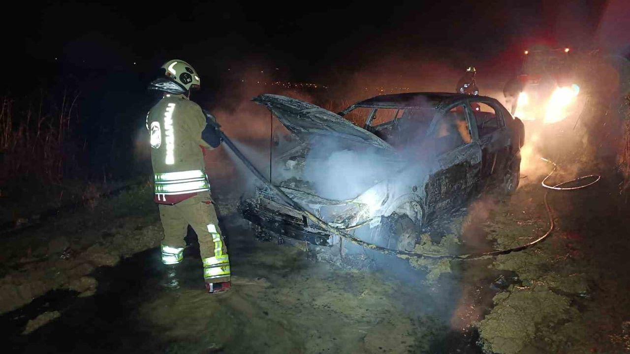 Hatay'da seyir halindeki otomobil alevlere teslim oldu
