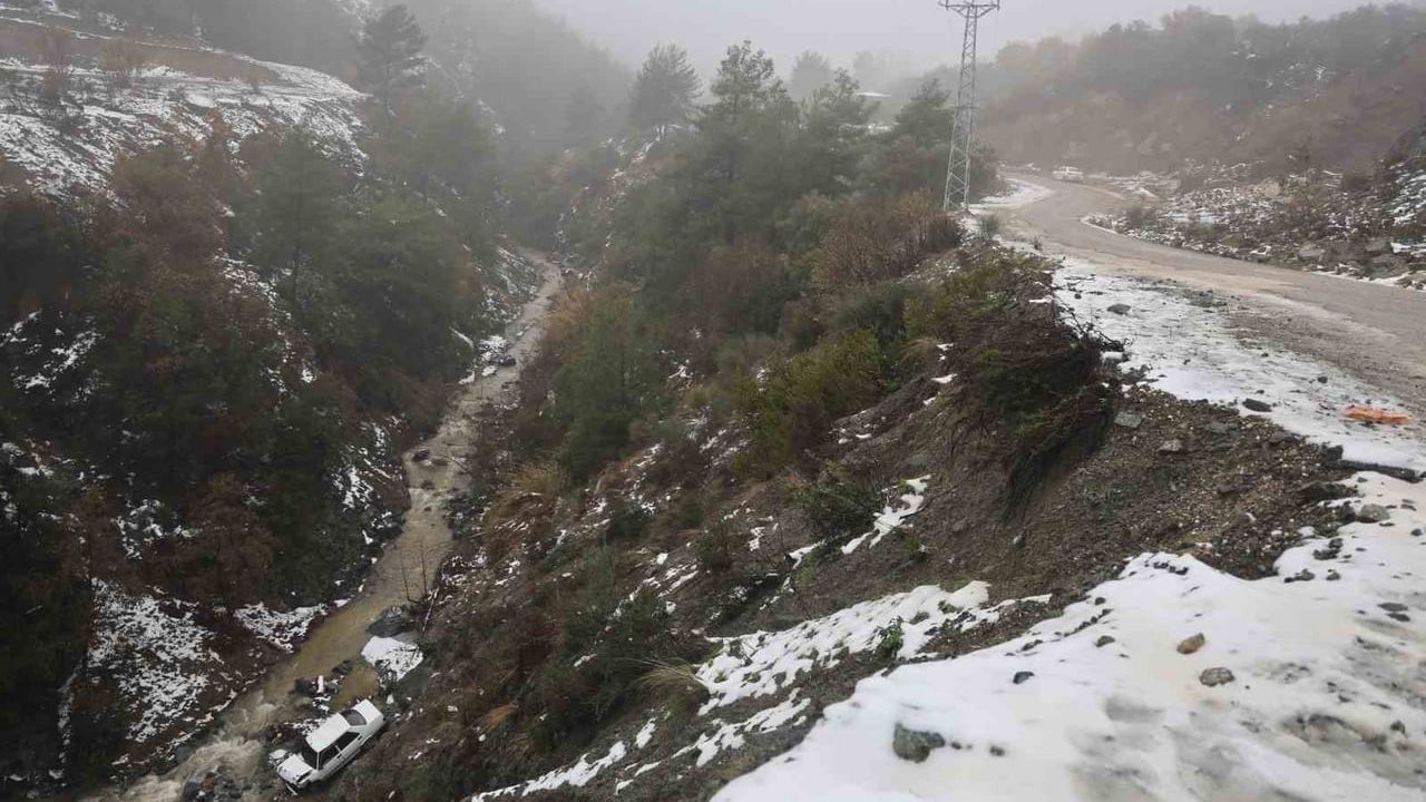 Hatay'da uçuruma yuvarlanan Tofaş'tan atlayarak kurtuldu