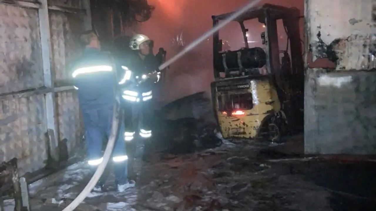 Hatay'da ULTRANS lojistiğe ait lastik deposunda yangın kontrol altına alındı
