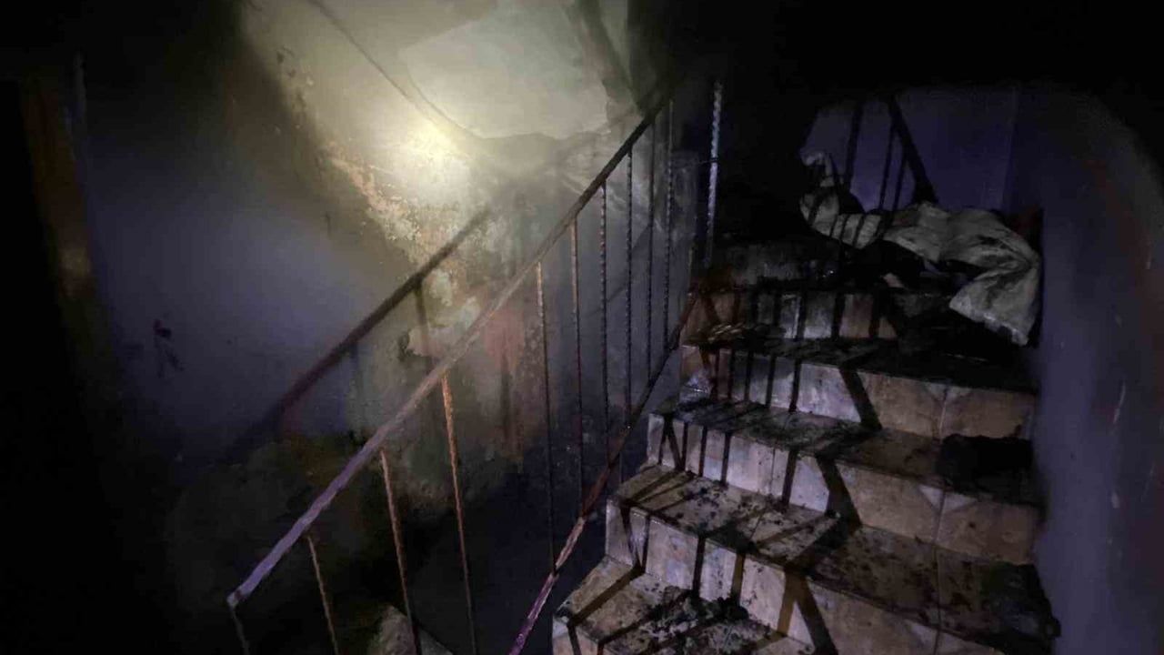 Hatay'da Yanan Evde 7 Kişilik Aile İtfaiye Tarafından Kurtarıldı