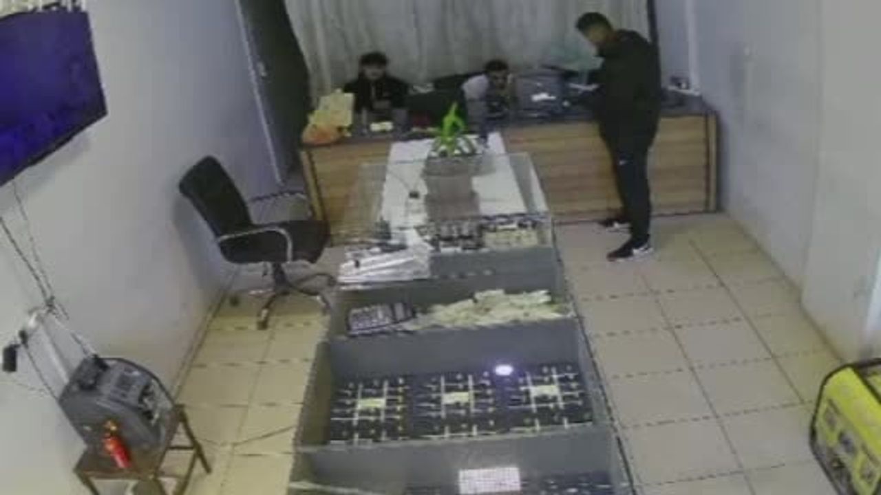 Hatay Kırıkhan'da kasklı ve silahlı iki hırsız, kuyumcudan 3 dakikada 3 kilogram altın çaldı