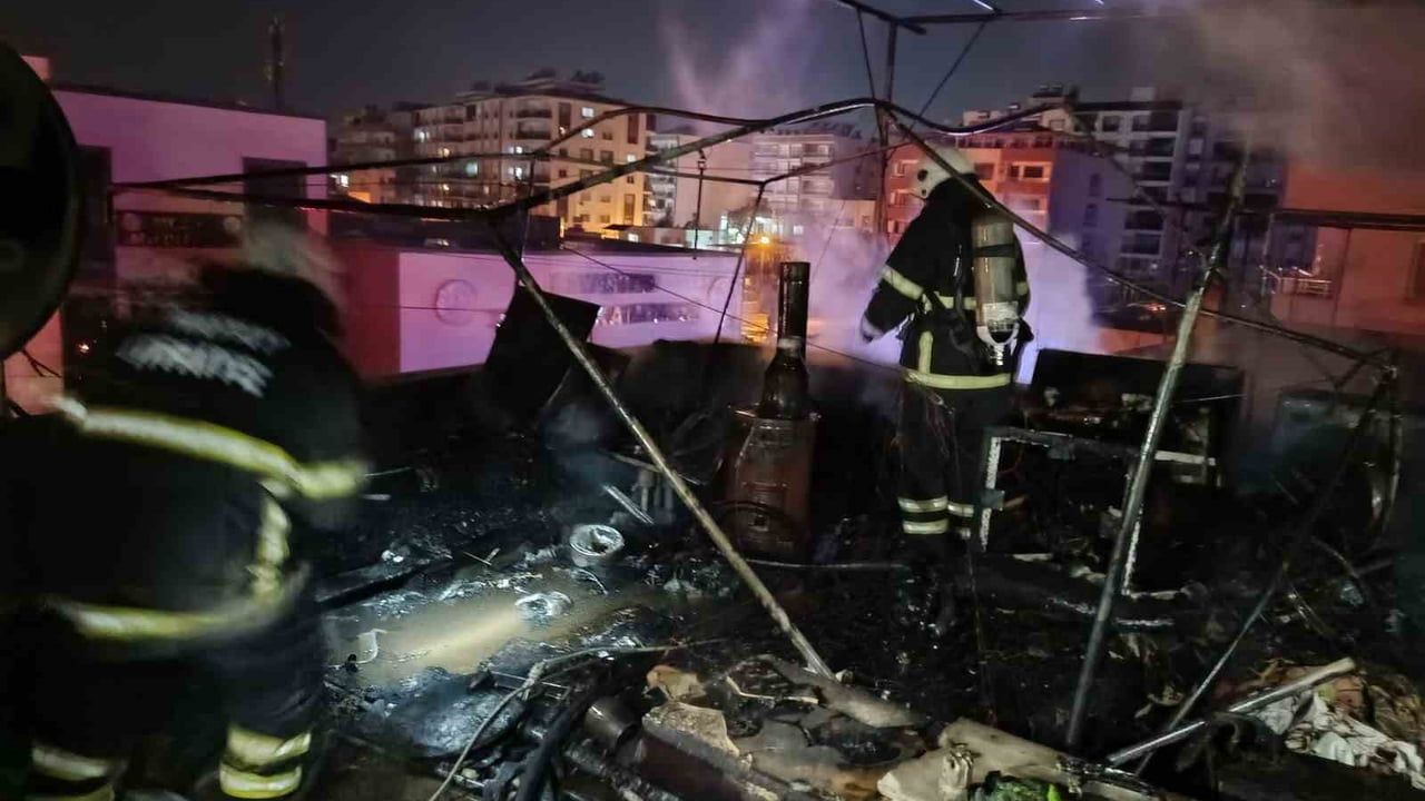 Hatay Payas'ta 2 katlı evin damında yangın