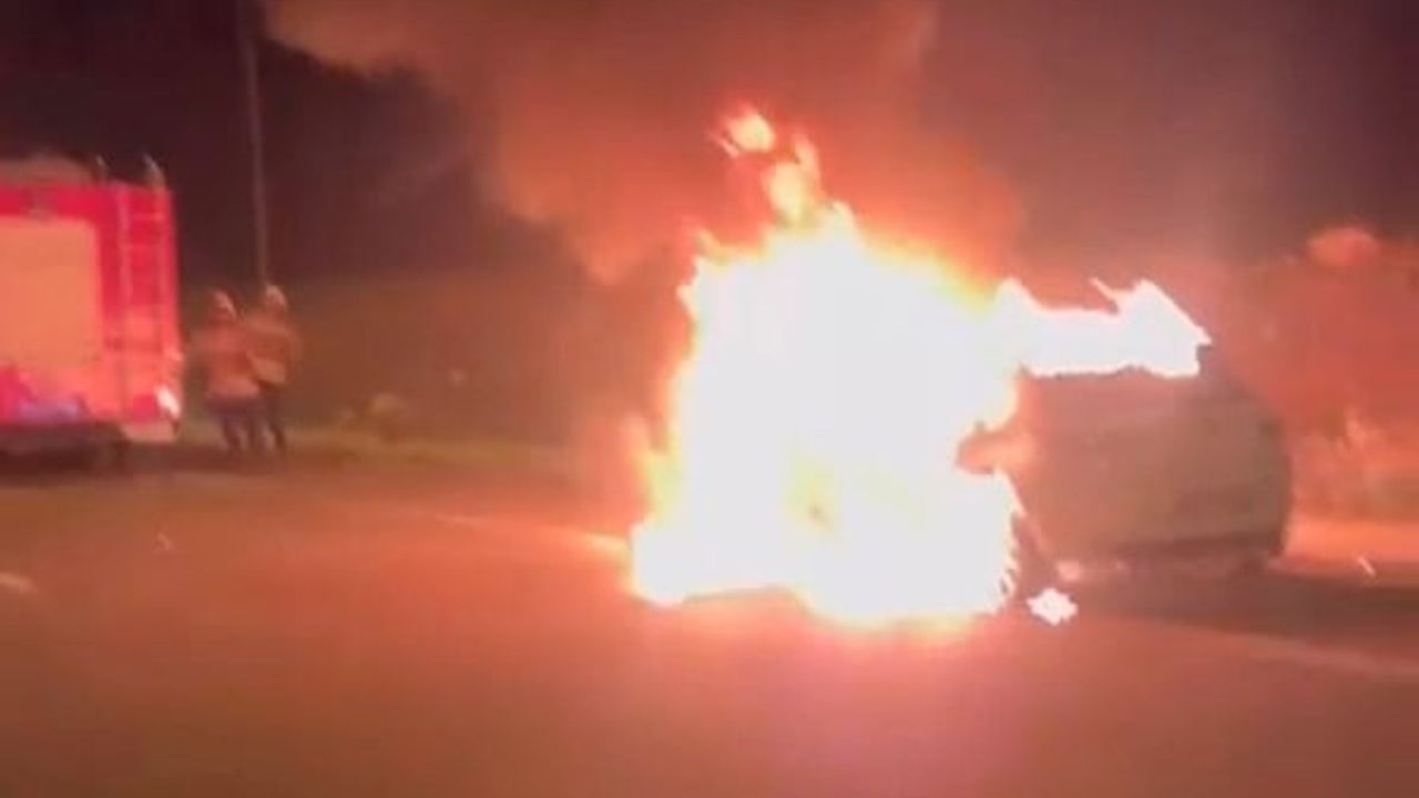 Hatay Reyhanlı'da Seyir Halindeki Otomobil Motor Yangınında Kullanılamaz Hale Geldi