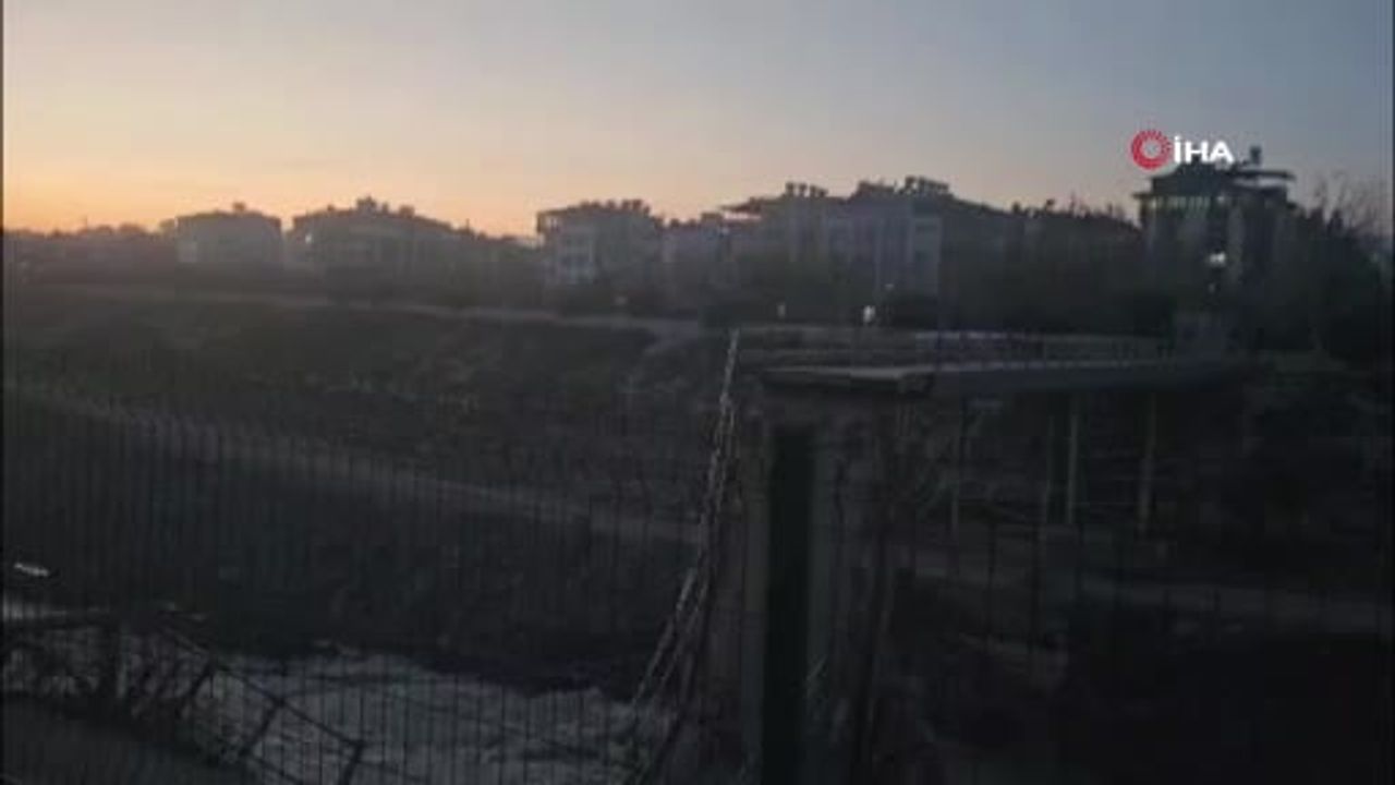 Hatay Sümerler'de Asi Nehri üzerindeki beton yaya köprüsü çöktü