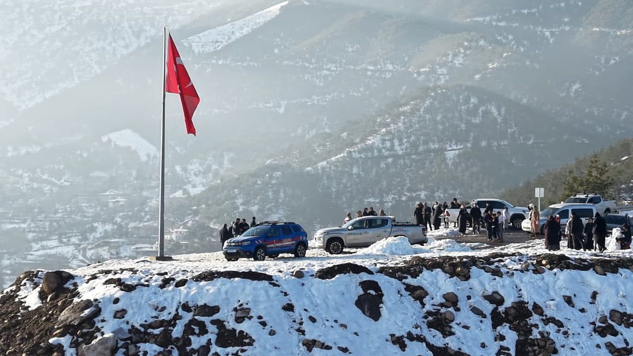 Hatay zirvesinde gurur: Arpalıuşağı'nda bayrak değişimi