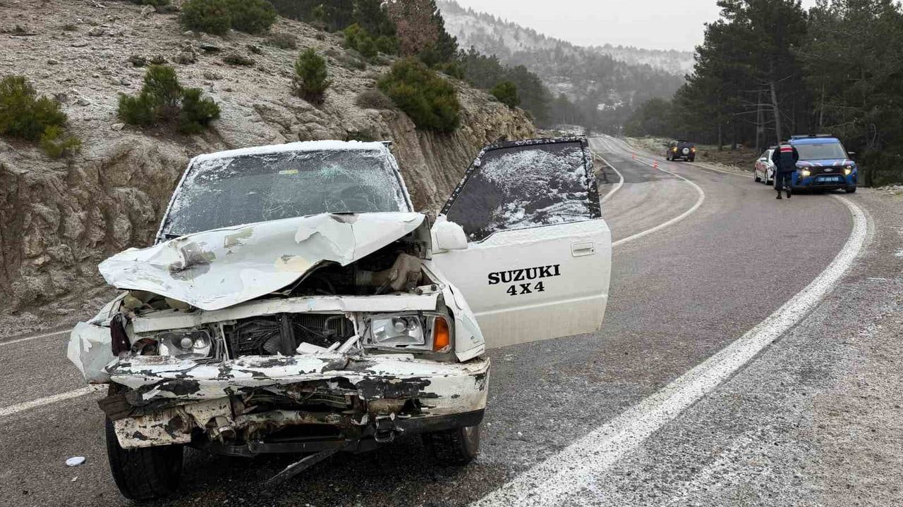 Havran'da buzlanma kaynaklı çarpışma: 2 yaralı