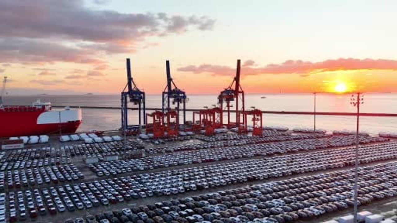 Haydarpaşa Limanı'na binlerce ithal sıfır otomobil geldi