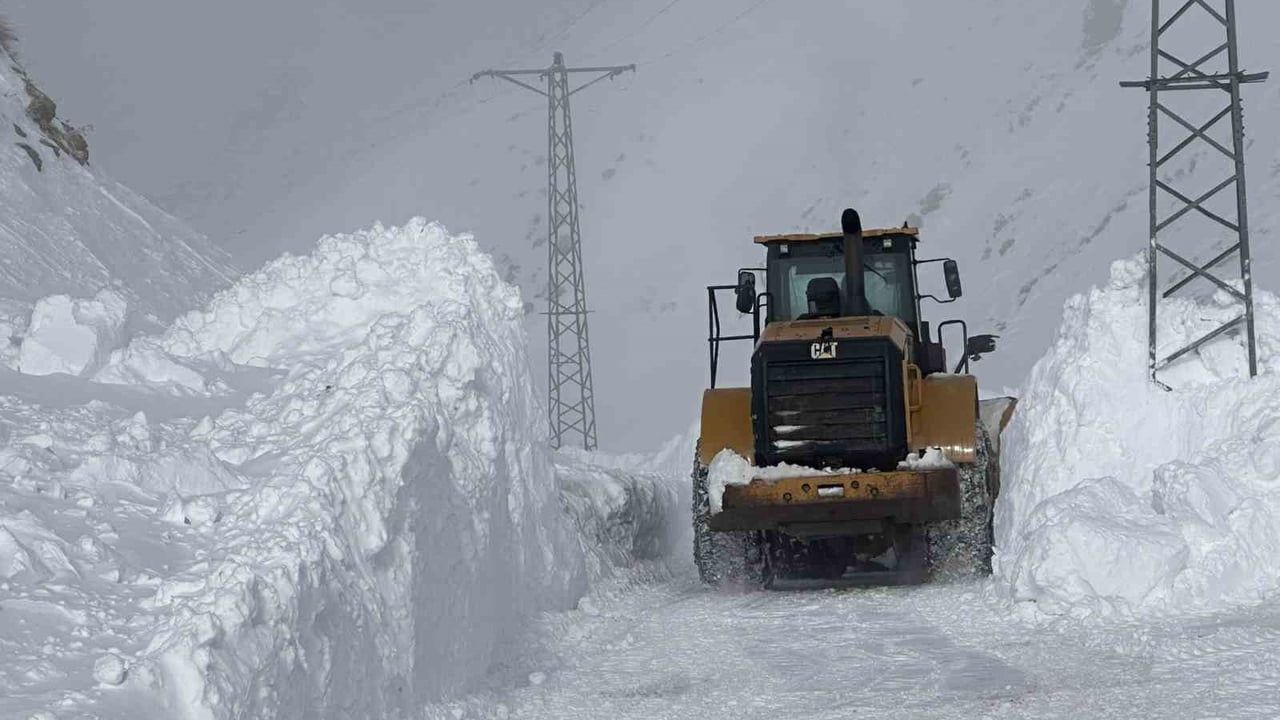 Hayrangöl Köyü yolunda çığ temizlendi, ulaşım yeniden açıldı