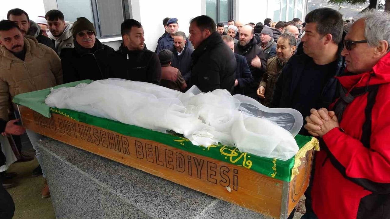 Hemşire adayı Mina Aydın gelinliğiyle son yolculuğuna uğurlandı