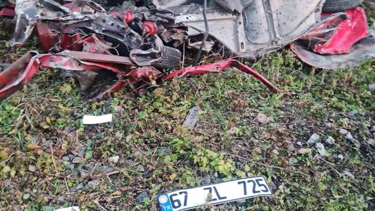 Hemzemin geçitte yük treni otomobile çarptı: 1 kişi öldü