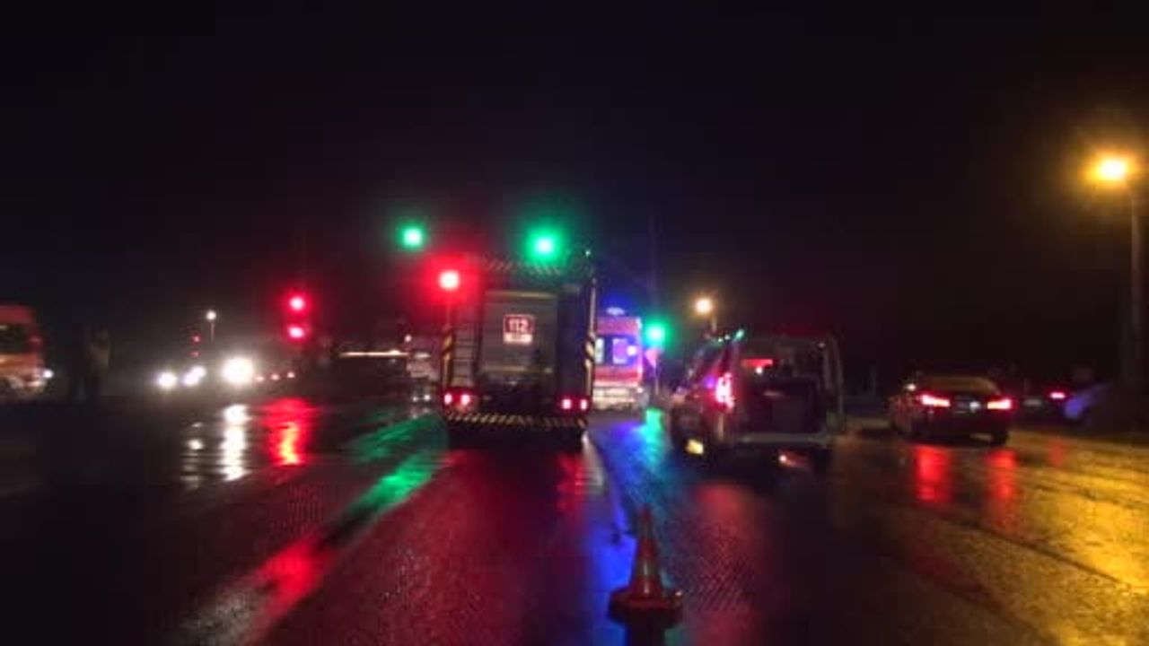 Hendek'te D-100'de servis minibüsü ile otomobil çarpıştı — 2 yaralı