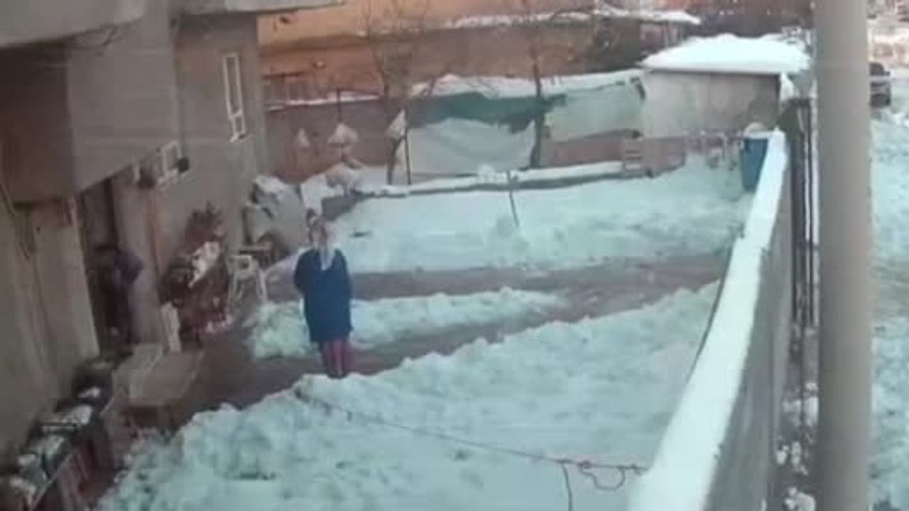 Hilvan'da kapı önünde zincirleme kayma